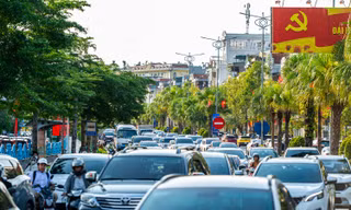 Phố biển Quảng Ninh chật kín phương tiện đổ về nghỉ lễ