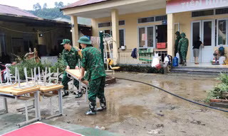 Lực lượng cứu hộ xuyên đêm mở đường, dọn dẹp nhà dân tại xã Lý Quốc bị ảnh hưởng bởi mưa lũ.