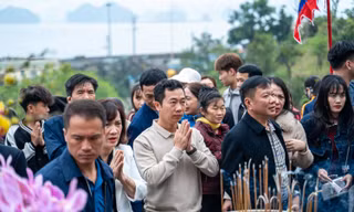Dòng người chen chúc vào đền Cửa Ông