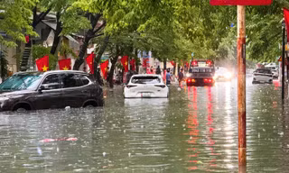Nhiều ôtô mắc kẹt giữa biển nước ở Quảng Ninh