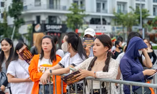 Người dân xếp hàng từ sớm chờ đêm diễn Hạ Long concert 2025