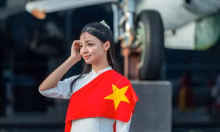 Du khách đến bảo tàng Quảng Ninh chụp ảnh cùng tên lửa, máy bay