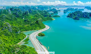 Ngắm vịnh Bái Tử Long từ tuyến đường bao biển đẹp nhất Việt Nam