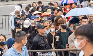 Hàng nghìn người dân Quảng Ninh xếp hàng đổi vé xem concert