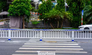 Kỳ lạ dựng hàng rào sắt giữa đường để làm dải phân cách ở Quảng Ninh