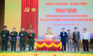 Trao tặng tượng chân dung Chủ tịch Hồ Chí Minh cho 40 phường, xã tại Huế