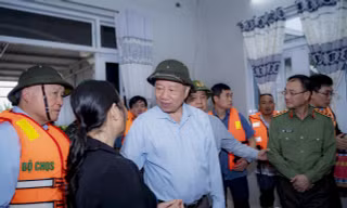 Tổng Bí thư Tô Lâm thăm, tặng quà người dân vùng tâm lũ TP. Huế