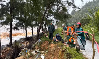 Triều cường uy hiếp tuyến đường độc đạo ven biển TP Huế