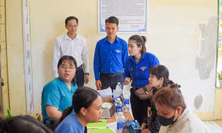 Bác sĩ 'áo xanh' khám chữa bệnh miễn phí ở Đà Nẵng