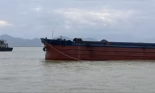 Lai dắt tàu hàng bị hỏng máy, trôi trên vịnh Đà Nẵng