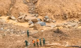 Núi phát ra tiếng nổ lớn, lực lượng tìm kiếm 3 người nghi bị vùi phải rút lui
