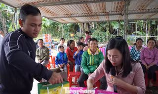 Trao sinh kế heo đen bản địa, mở hướng thoát nghèo cho người dân Trà Đốc