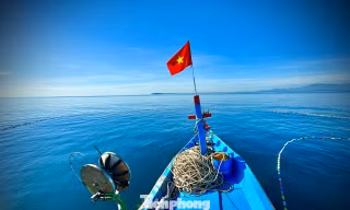 Giữa mênh mông sóng gió, cờ Tổ quốc vừa là điểm tựa, vừa là tuyên ngôn