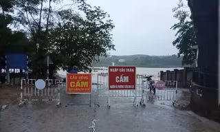 Mưa lớn dồn dập, cầu tràn ở Quảng Ngãi, Quảng Trị ngập nước