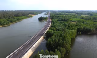 Ngắm cung đường ven biển băng qua rừng dương, cồn cát đẹp bậc nhất Quảng Ngãi