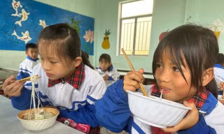 Thầy cô nấu bữa sáng cho hơn 500 học trò vùng cao Quảng Ngãi