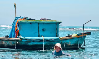 Ngư dân Quảng Ngãi ‘bỏ túi’ tiền triệu mỗi ngày nhờ săn loài gai góc đầy mình