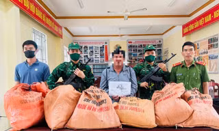 Bắt quả tang người đàn ông vận chuyển gần 100kg thuốc nổ lên tàu cá