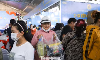 Công nhân Đà Nẵng chen chân sắm Tết 0 đồng ngay trong khu công nghiệp