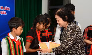 Hơn 1 tỷ đồng tiếp sức học sinh khó khăn miền Trung