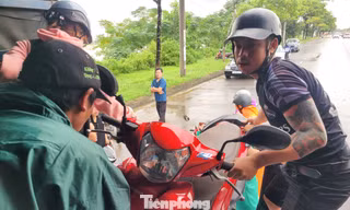 Những chuyến xe trung chuyển nghĩa tình giữa vùng nước ngập