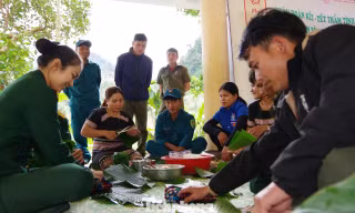 Mang Tết thắm tình quân dân đến với bà con miền núi Đà Nẵng