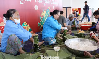 Bệnh nhân ung thư ở Đà Nẵng gói bánh tét, chụp ảnh áo dài đón Tết sớm