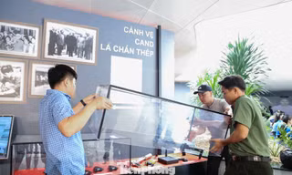 Người dân Đà Nẵng hào hứng xem vũ khí, thiết bị an ninh hiện đại
