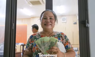 Người dân Đà Nẵng phấn khởi xếp hàng nhận quà Tết Độc lập