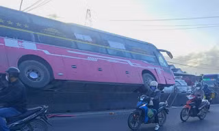 Sau va chạm, xe khách lao lên dải phân cách
