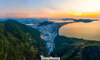 Tận hưởng bình minh rực rỡ trên núi Xuân Vân