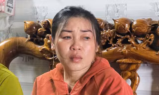 Bà Võ Thị Lúc (vợ thuyền trưởng Huỳnh Văn Sơn) nước mắt lưng tròng, cầu mong chút hy vọng. Ảnh: LK