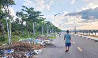 Con đường 2 bên hệ thống thoát lũ trăm tỷ ở Gia Lai trở thành bãi đổ rác