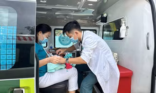 Bệnh viện Đại học Y Dược - Hoàng Anh Gia Lai tiếp nhận, cứu chữa cháu bé sinh non người Lào. Ảnh: ĐN
