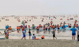 Chen chúc chèo SUP trên biển Đà Nẵng
