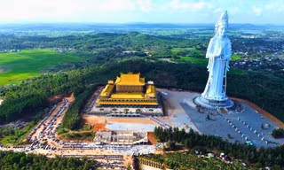 Cầu an dưới tượng Phật cao nhất Việt Nam