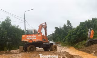 Nhiều khu vực vùng ven Đà Nẵng ngập sâu, đất đá đổ tràn xuống đường sau mưa lớn