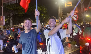 Khách Tây cùng người dân Đà Nẵng 'đi bão' xuyên đêm mừng Việt Nam vô địch