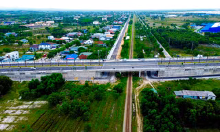 Một đoạn đường sắt Bắc - Nam hiện nay đi qua TP Huế.
