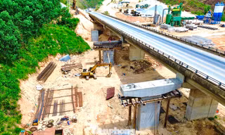 Gấp rút thi công dự án 'lên đời' cao tốc La Sơn - Hòa Liên 