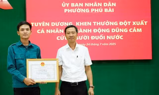 Khen thưởng anh thợ hồ dũng cảm cứu người đuối nước