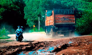 Huế: Xe tải hạng nặng cày nát tỉnh lộ huyết mạch