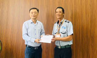 Đà Nẵng khen thưởng nhân viên tìm lại được nhẫn đính hôn rơi trên biển cho du khách