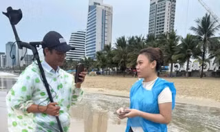 Giấu điện thoại dưới cát rồi tắm biển Đà Nẵng, hai cô gái gặp điều bất ngờ