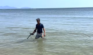 Khách Tây tìm được nhẫn đính hôn rơi ở biển Đà Nẵng: 'Con người ở đây thật tuyệt vời'