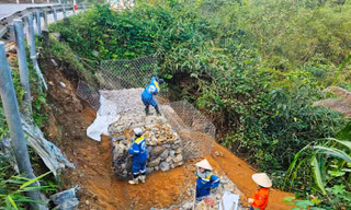 Huế: Bao giờ khắc phục xong sạt lở Quốc lộ 49?