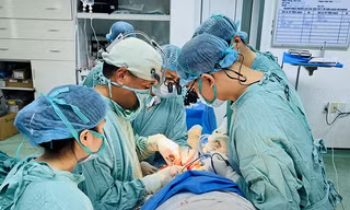 Lần đầu phẫu thuật thành công ca phì đại tuyến vú khổng lồ nặng 5kg