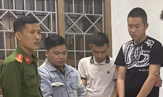 Đánh hội đồng bạn cờ bạc, ép chuyển khoản lại tiền rồi cướp luôn điện thoại 