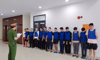 Bắt 13 đối tượng trong đường dây lừa đảo giả danh ngân hàng