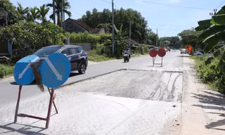 Đường hơn 1.800 tỷ đồng vừa thảm nhựa đã xuất hiện hàng loạt điểm bong tróc